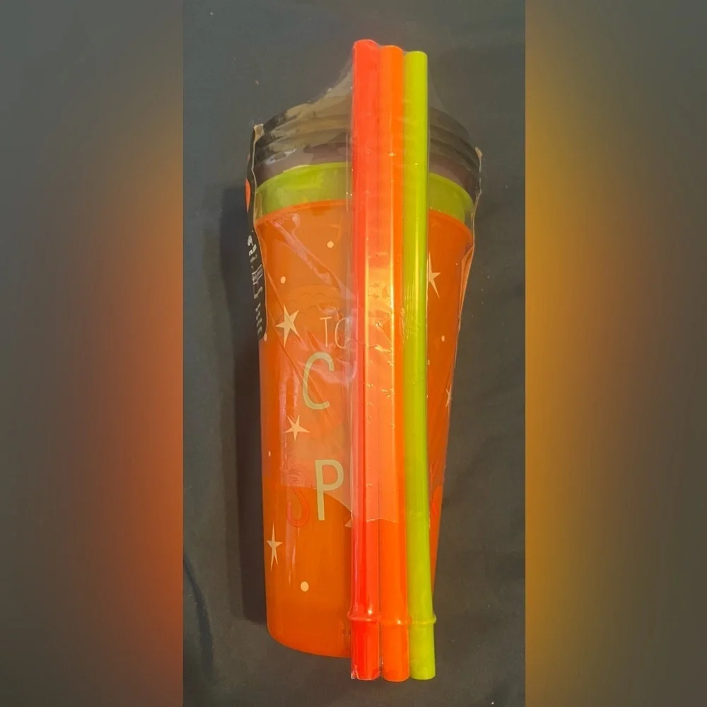 New & sealed Disneys Star Wars mandalorian zak glow in dark cup straw lid